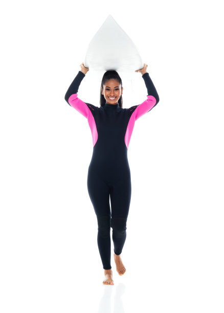 拉丁美洲和西班牙裔的年轻女性走在白色背景穿着泳衣和使用冲浪板图片下载