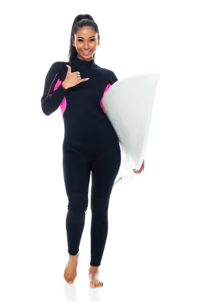 拉丁美洲和西班牙裔的年轻女性站在白色背景穿着泳衣和使用冲浪板图片下载