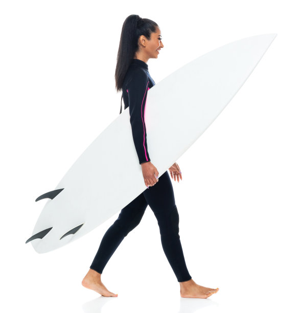 z一代女性穿着潜水服，使用冲浪板走在黑色背景前图片下载