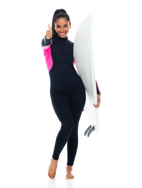 z一代女性穿着潜水服，使用冲浪板站在黑色背景前图片下载