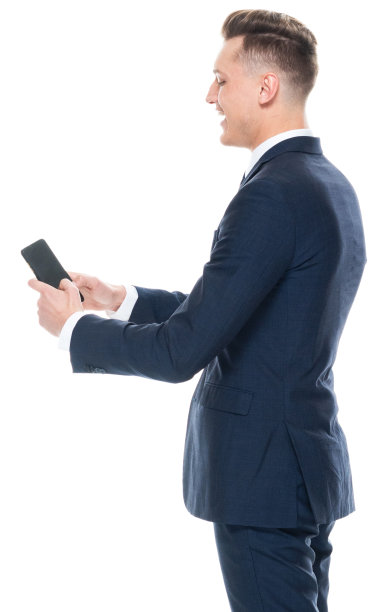 白人年轻男性商人穿着商务装站在白色背景下使用手机图片下载