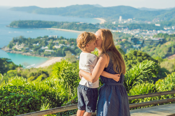 阳光明媚的一天，妈妈和儿子在卡伦视点。普吉岛图片下载