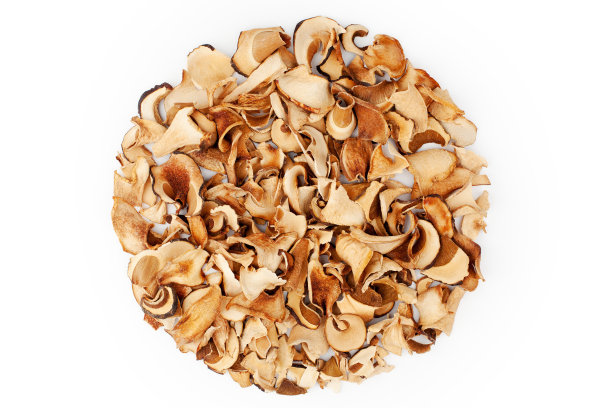 食用干蘑菇圆堆白色背景特写，干牛肝菌圆堆，切成棕色的牛肝菌帽，切成薄片的小圆面包，牛肝菌片，牛肝菌或牛肝菌，切成白色的真菌俯视图图片下载