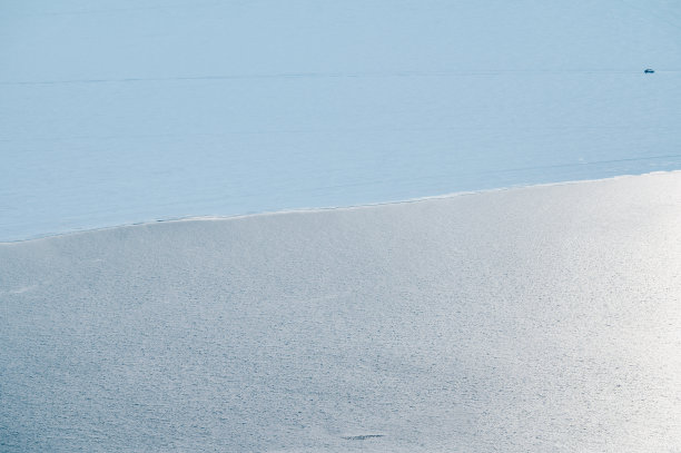 在俄罗斯的Listvyanka，从切尔斯基石的顶部看到贝加尔湖与安加拉河汇合的观光风景。图片下载