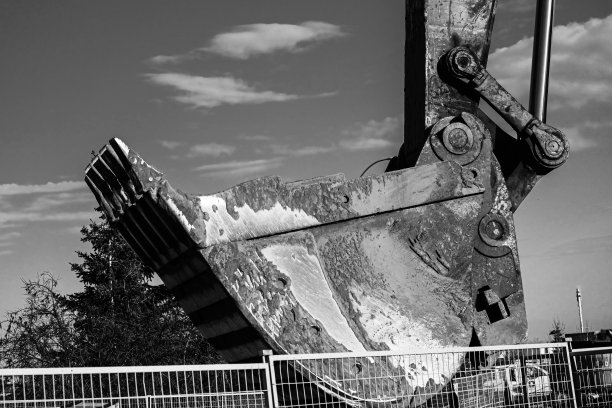 施工用推土机把挖掘机的铲斗悬浮在空中图片下载