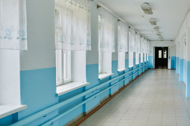 一所公立学校，一条长长的空走廊，蓝色的墙壁。检疫的概念图片下载