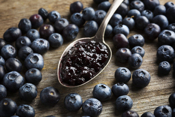 有机农场的蓝莓和勺子和果酱在木制的背景图片下载