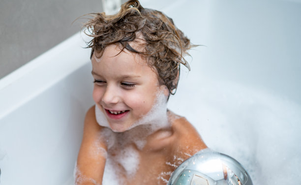 小男孩正在浴缸里洗澡图片下载