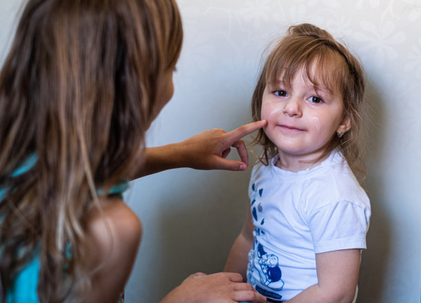 女孩喜欢护肤霜图片下载
