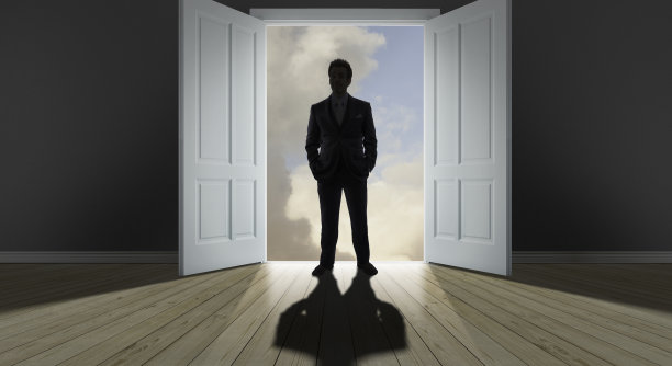 一个人站在门口图片下载