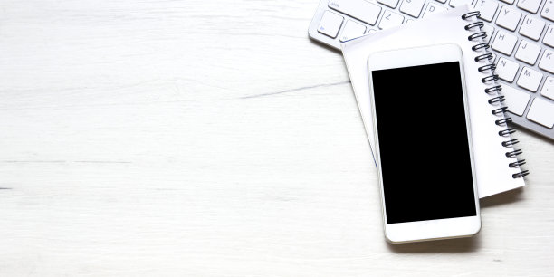 办公桌旁摆着办公用品。平整办公场所及物品。前视图。文本复制空间图片下载