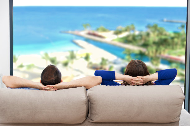 一对夫妇在酒店的沙发上休息图片下载