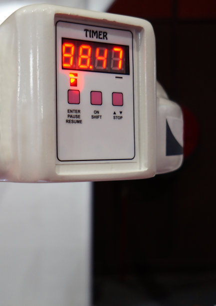 在控制面板上的一个工业计时器的特写视图图片下载