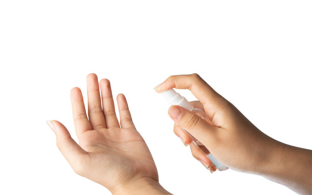 女子递着酒精消毒剂喷雾瓶并喷洒图片下载