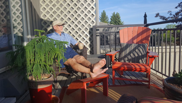 老人满意地享受他的咖啡在住宅甲板上图片下载