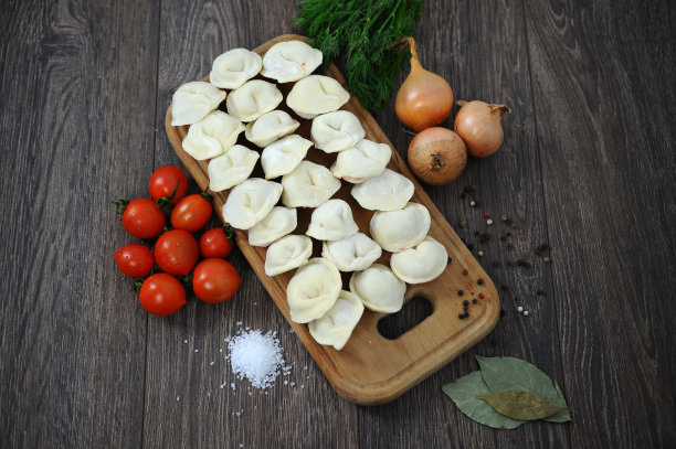 饺子手工成型。乡村的食物。有选择性的重点。图片下载