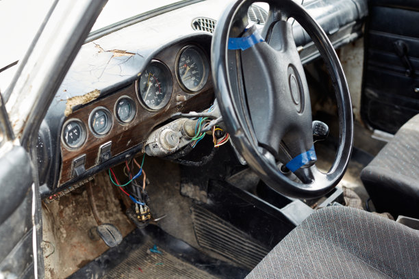 上世纪80年代的一辆旧车内部受损严重图片下载