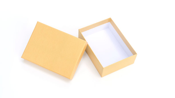 白色背景上的金色礼盒。图片下载