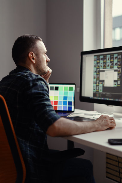 现代人在家庭办公室通过电脑远程工作图片下载
