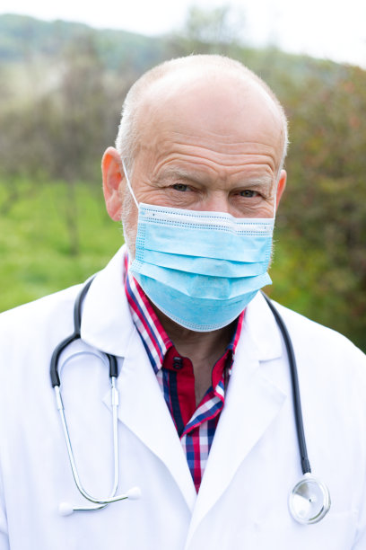 户外资深男医生图片下载