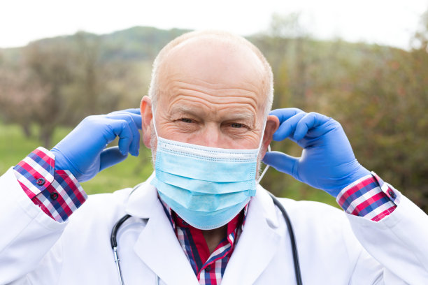 户外资深男医生图片下载