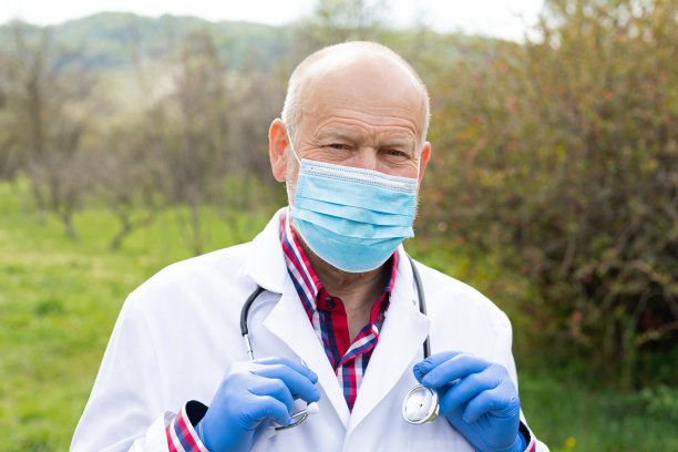 户外资深男医生图片下载