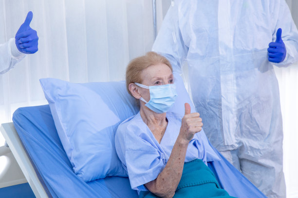 医疗队已经取得了胜利。医生和护士团队刚刚在医院恢复了病人。康复患者战胜新冠病毒疫情。健康保险，病人快乐，团队合作理念。图片下载