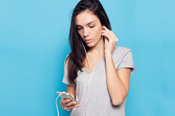 年轻漂亮的女人和智能手机图片下载