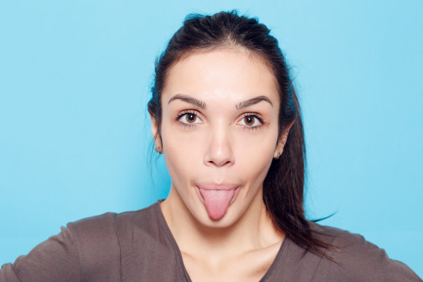 美丽的微笑女人在蓝色的背景。图片下载