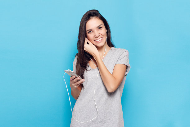 年轻漂亮的女人和智能手机图片下载