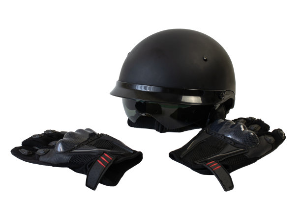 孤立在一个白色背景的摩托车头盔和摩托车手套图片下载