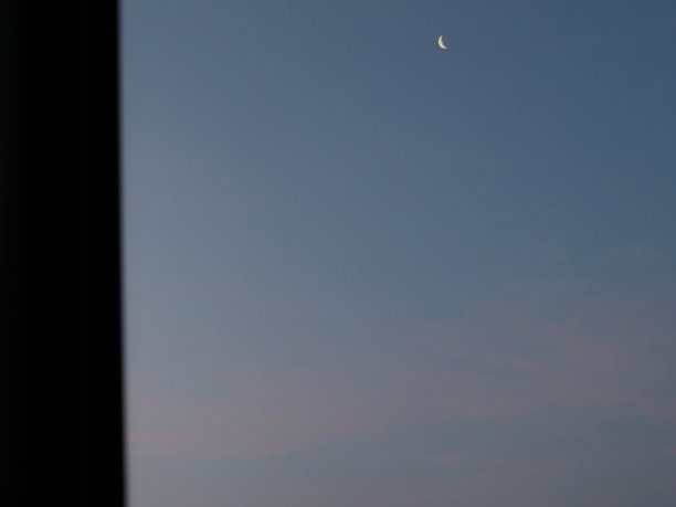 黎明时分的月亮从窗户里射了出来图片下载