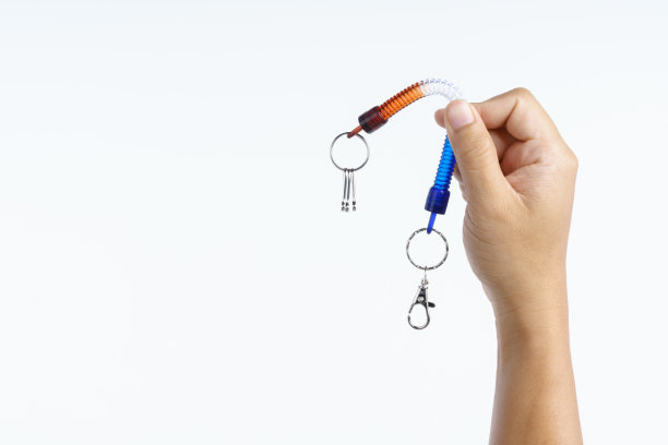 手握经典伸缩橡胶弹簧圈钥匙链图片下载
