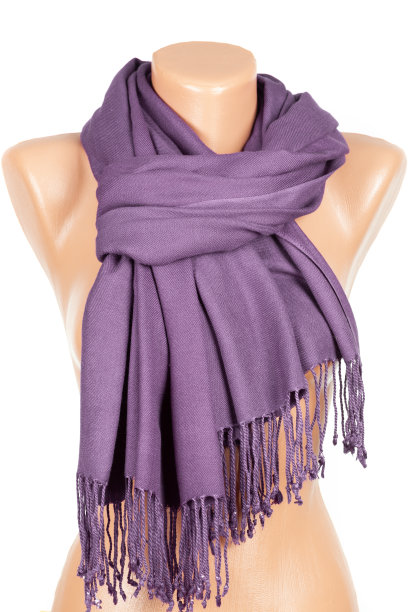 淡紫色围巾上的人体模型孤立在白色的背景。图片下载