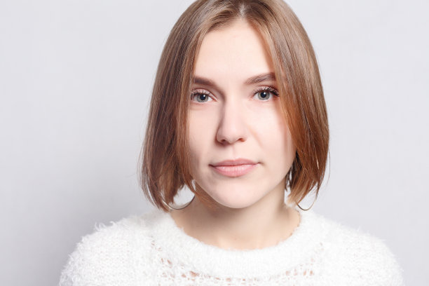 年轻美丽可爱的女孩表现出不同的情绪。图片下载