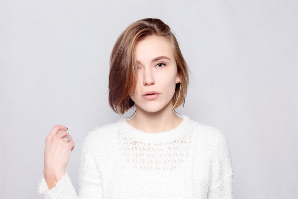 年轻美丽可爱的女孩表现出不同的情绪。图片下载