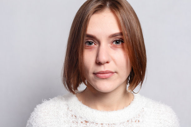 年轻美丽可爱的女孩表现出不同的情绪。图片下载