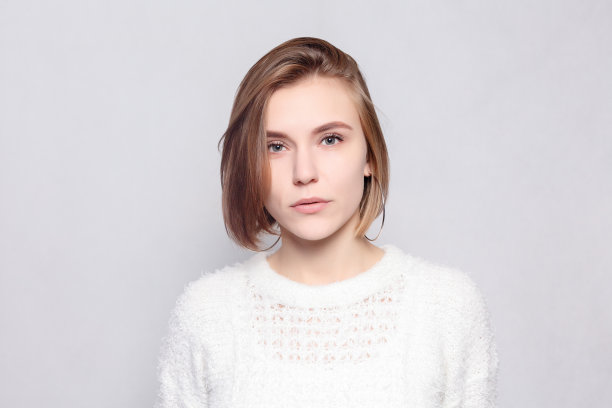 年轻美丽可爱的女孩表现出不同的情绪。图片下载