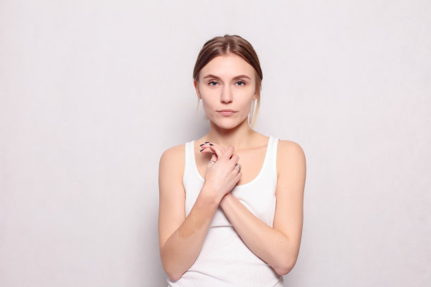 年轻美丽可爱的女孩表现出不同的情绪。图片下载