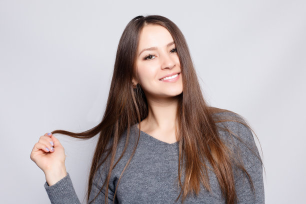 年轻美丽可爱的女孩表现出不同的情绪。图片下载