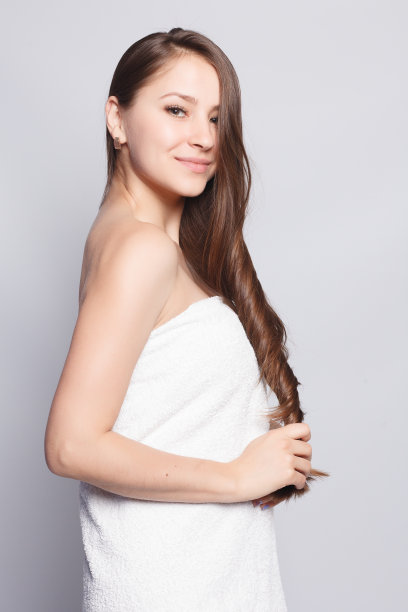 水疗的女人。美丽的女孩洗澡后摸她的脸。图片下载