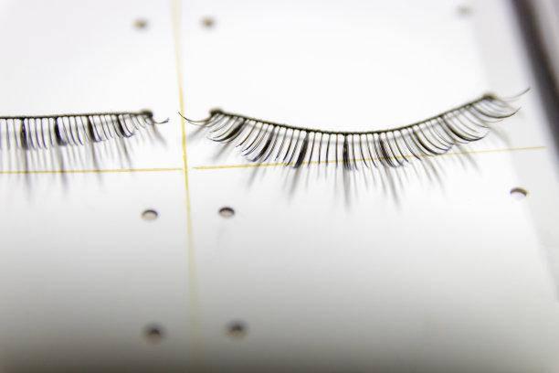 假睫毛在白色包装上。图片下载