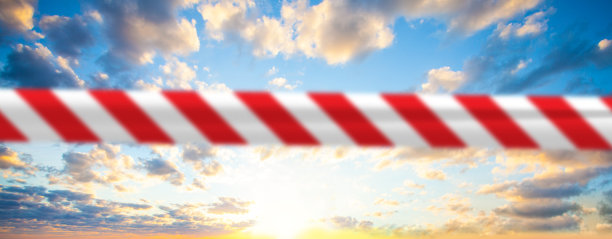 禁止和检疫概念与天空和红白图案警告胶带图片下载