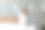 幸福的年轻女子醒来后伸出双手，坐在床上图片下载