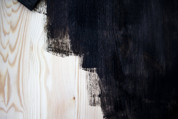 天然木松板，漆成深色。美丽的木头背景图片下载