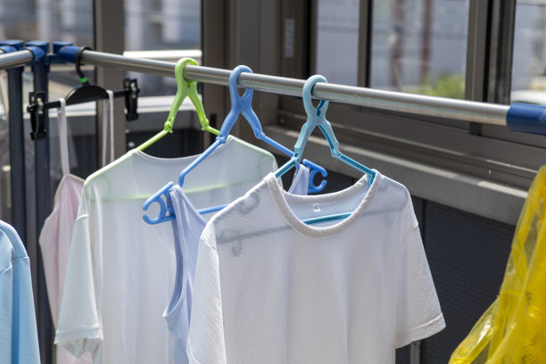 把洗好的衣服晾出去图片下载