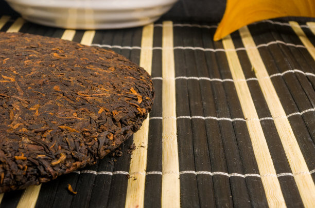 中国的竹席压制普洱茶，特写，宏观图片下载