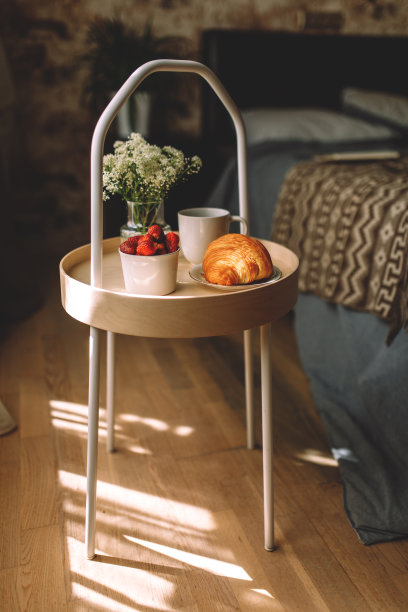 早餐放在家里床上的托盘上，又白又黑的亚麻布。羊角面包茶草莓图片下载