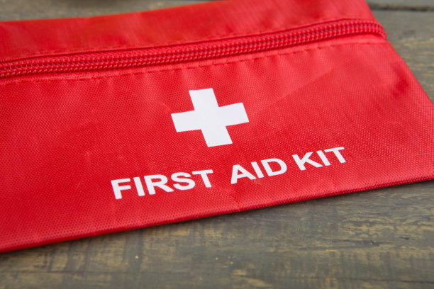急救箱的木材背景，复制空间，俯视图图片下载