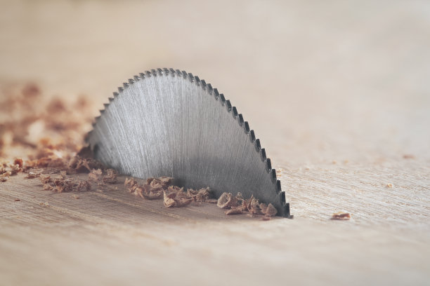 圆锯切割木板。圆磨橡木块。图片下载